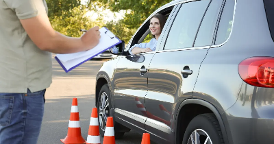 Jak kursy prawa jazdy zmieniają życie – umiejętność za kierownicą to coś więcej niż tylko przepis