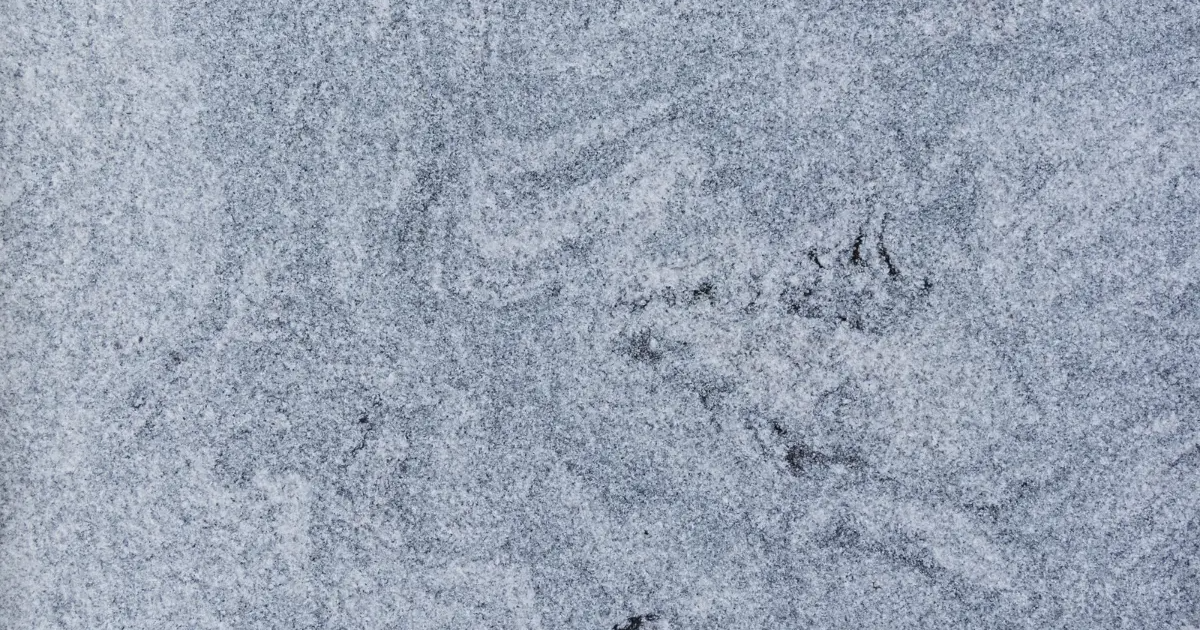 Ciemne pasemka na płytkach – elegancja, która nigdy nie wychodzi z mody