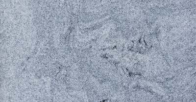 Ciemne pasemka na płytkach – elegancja, która nigdy nie wychodzi z mody